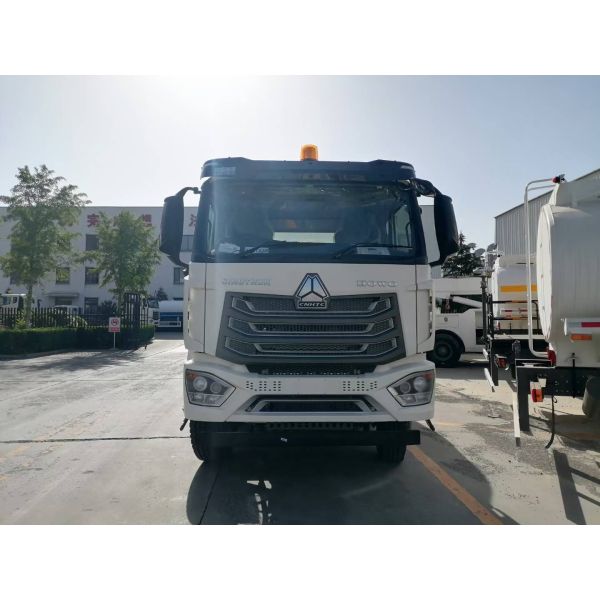 New Sinotruk HOWO 8×4 Concrete Mixer Truck with 12-16 m³ Drum Capacity and 371-400HP Engine for Heavy-Duty Construction