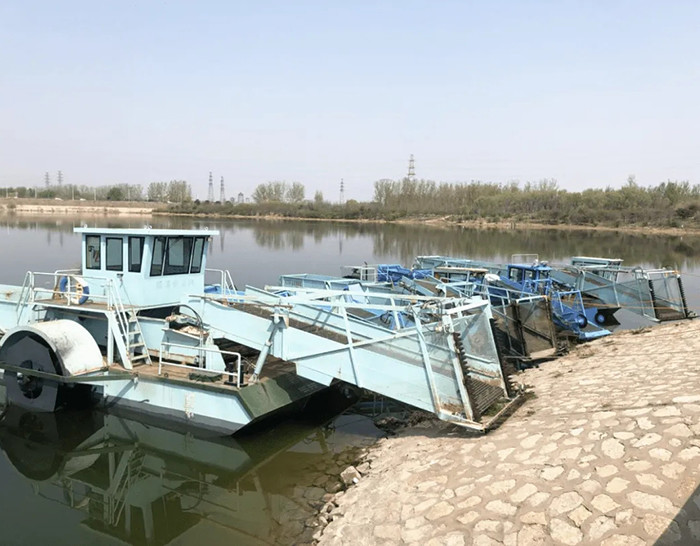 Уборщик гиацинтов с водой вместимостью 10 кубических метров предназначен для уборки сорняков в озерах.