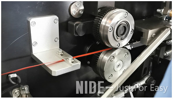 Cuña del motor servo que corta, formando e insertando la máquina completamente automática