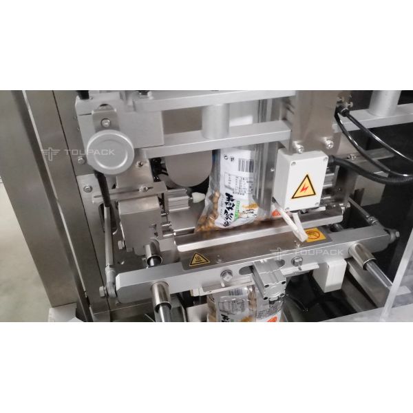 Stand Up Pouch Vertical Weighing Packing Machine 2.5kg Peanut Cashew Nuts Packaging Machine