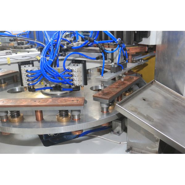 Точность управлением сварочного аппарата автоматной сварки прокладки мотора высокая с роторной платформой