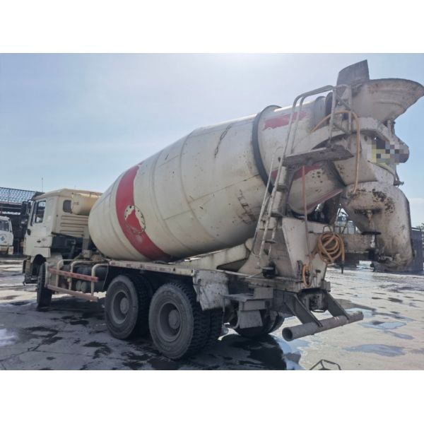 Compact Structure Used Concrete Mixer Trucks 10m3 Cylinder Type