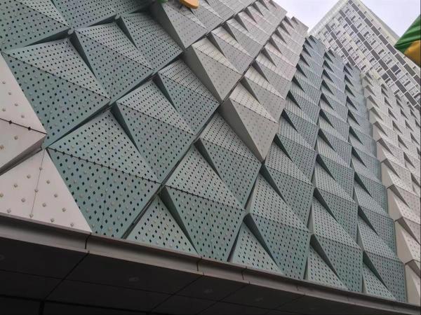 Plafonds métalliques personnalisables Murs de rideau en aluminium avec une résistance aux intempéries supérieure