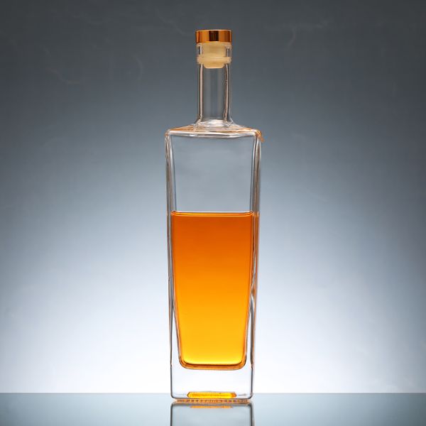 Customized 750ml Vodka Liquor Glass Bottle with Stopper and Transparent Material