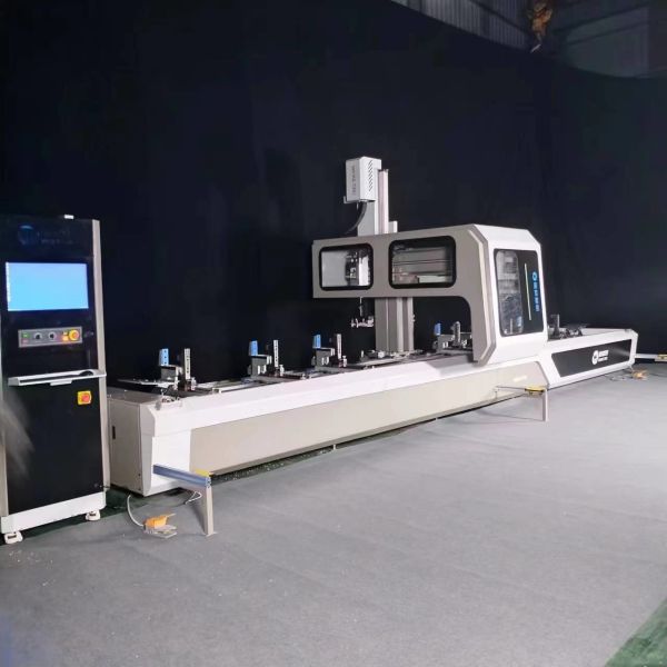 Centre d'usinage CNC de forage à 4 axes à haut rendement pour le traitement des profilés en aluminium