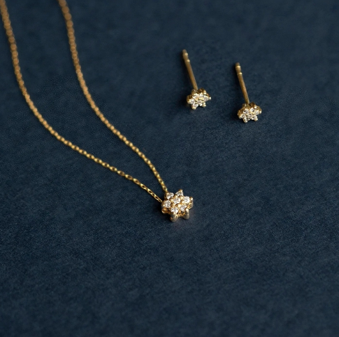 925 Стерлинговое Серебро Ручной работы 18K Золото покрытое просто белое ЦЗ цветочное магнитное серьги