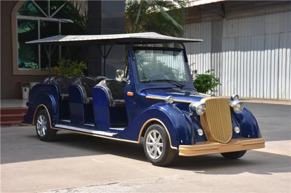 Carros elétricos vermelhos romances do vintage, carrinho de golfe do passageiro do clássico 8 do turista