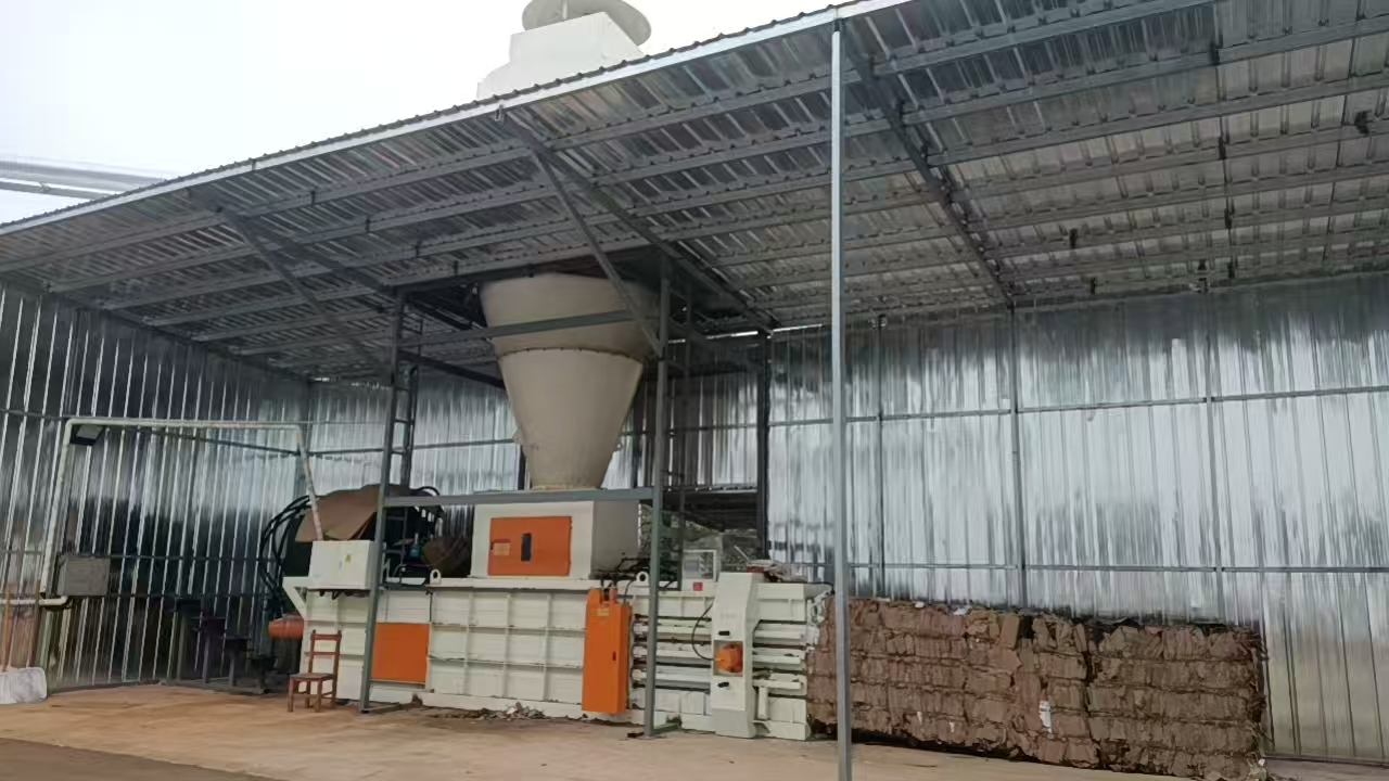 Hydraulic Baler Machine With Horizontal Feeding Mechanism And Anti Roll Limiting