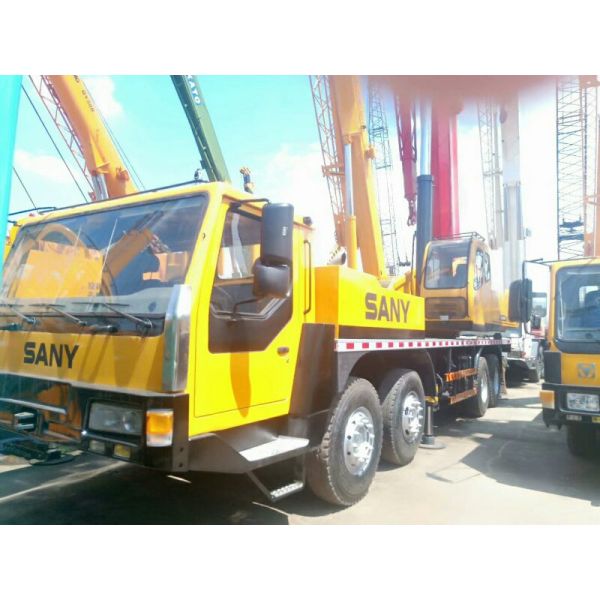 Guindaste de caminhão SANY usado de 55 toneladas com válvula hidráulica original em boas condições de funcionamento