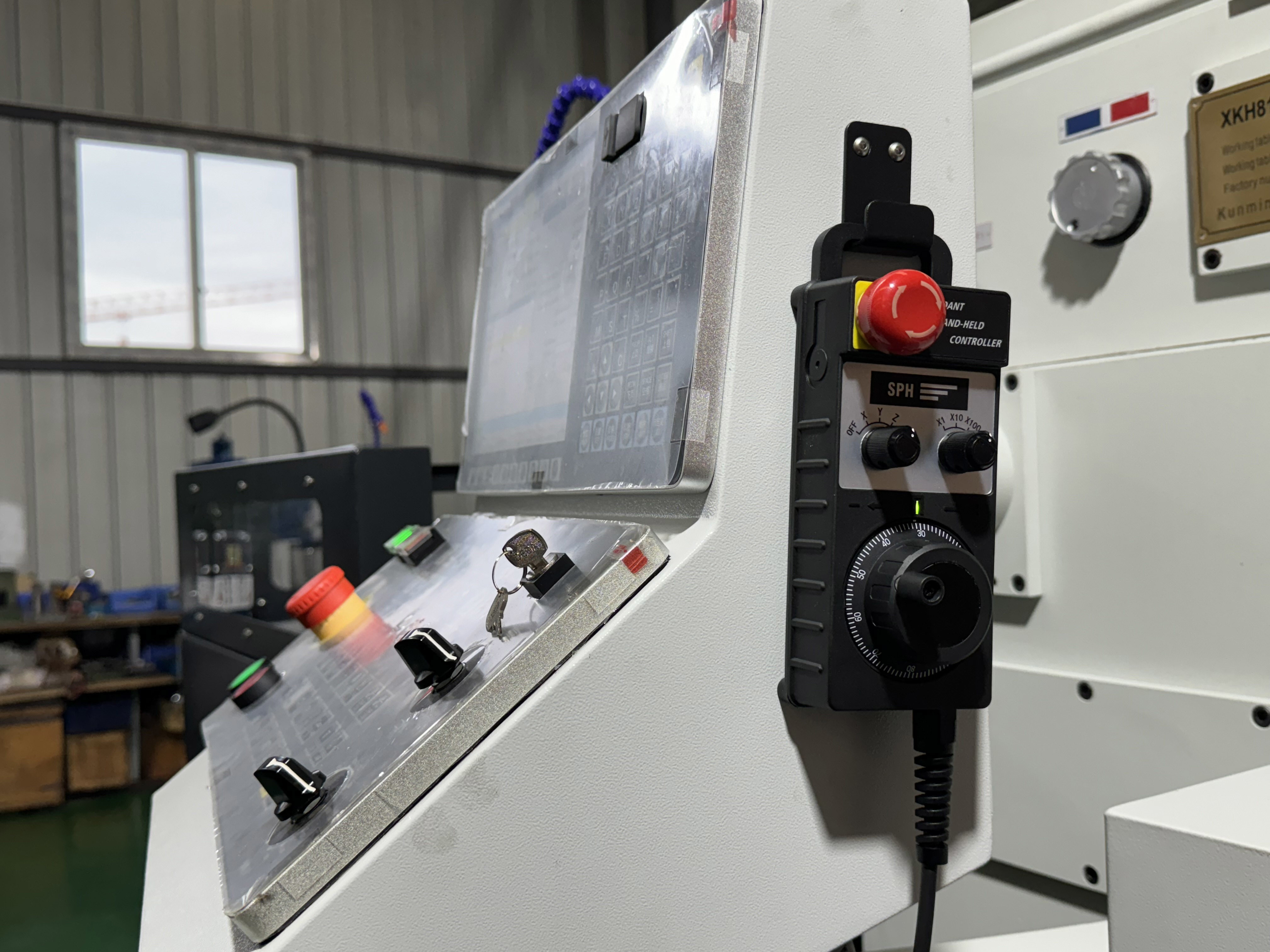 4 оси Вертикальная CNC фрезерная машина XKH8140A Малая обработка форм CNC Ручной универсальный фрезерный инструмент