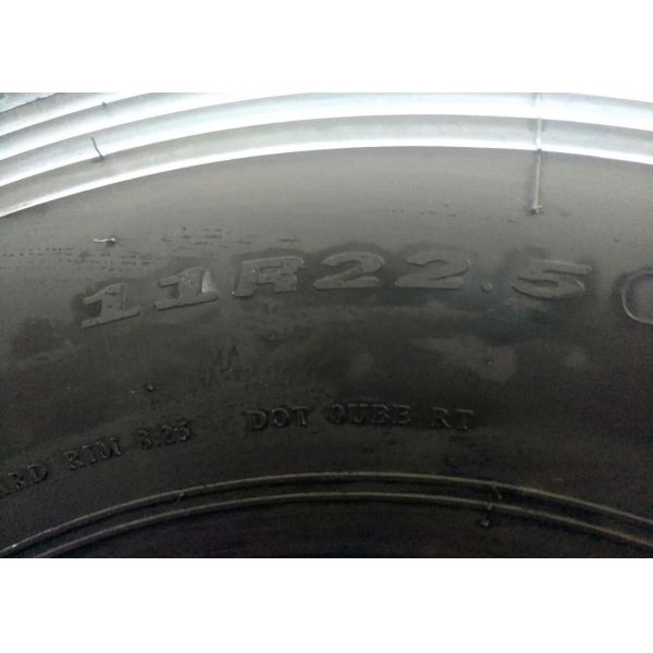 Rib Type Pattern 11R 22.5 Truck Tires Four Straight Grooves Tread Tear Resistance