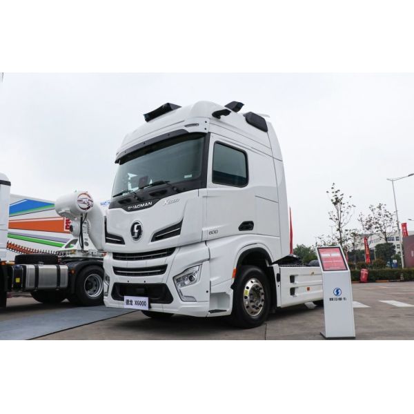 600L Fuel Tank Tractor Truck with Air Suspension Driver Seat and ＞8L Engine Capacity