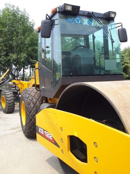 XCMG 12 ton vibratory manual road roller XS123 With weichai engine and ZF gearbox