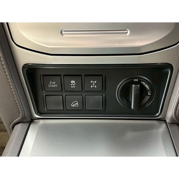 Toyota Land Cruiser Prado TX L Package OP Genuino de 19 pulgadas / Navegación genuina de 9 pulgadas Digital terrestre / Cámara de visión trasera / Asientos de cuero / Cámara de seguimiento / Mitigación de colisión / Ventilación de asientos