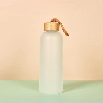 Bouteille d'eau en verre de 500 ml 750 ml de qualité supérieure Bouteilles de boissons sportives personnalisées à manche en silicone élégantes et pratiques pour toutes les activités quotidiennes à l'intérieur et à l'extérieur
