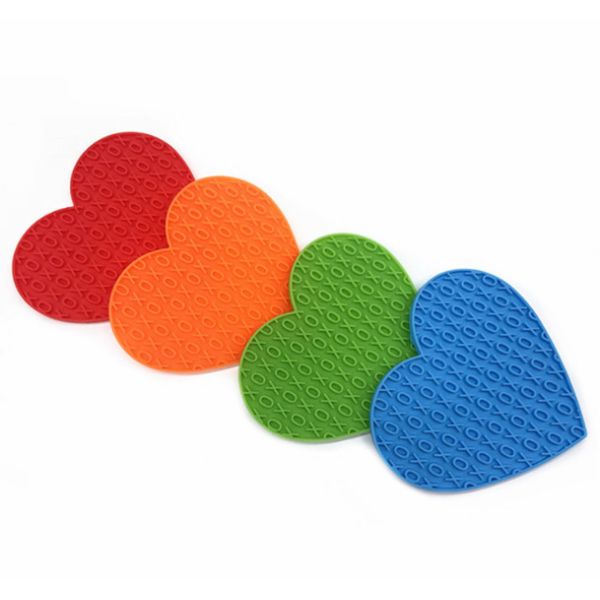 O animal de estimação trata o cão lambe o alimento molhado do alimentador lento do ABS das esteiras