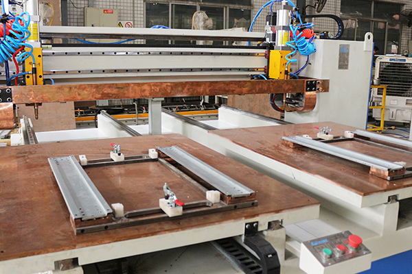 CNC автоматическая мобильная двухголовая многоголовая сварочная машина для дверной панели