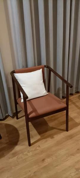 Walnut Color Wooden Hotel Chairs Solid Wood Frame With ISO14001