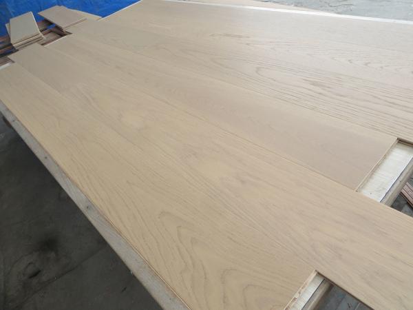 la prime un chêne blanc américain de catégorie B a machiné le plancher en bois, traitent à la légère le finissage de brosse