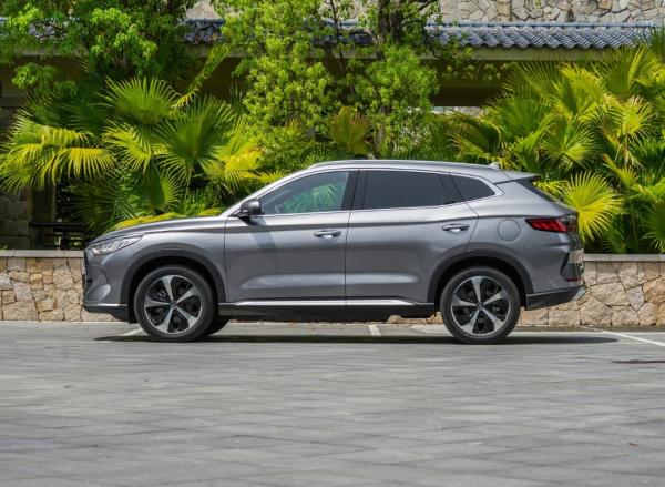 2024 Carro BYD Song Plus DMI Veículo híbrido energético 605km SUV branco EV Acessórios de carro