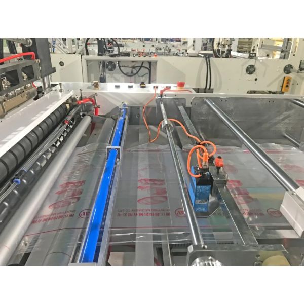 Сумка хлеба тоста калитки делая вырезывание запечатывания машины