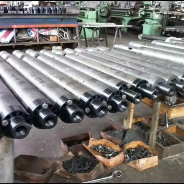 Tornillo y cilindro personalizados para máquinas de moldeo por inyección, ampliamente utilizados en industrias como la automotriz, la médica y el embalaje.
