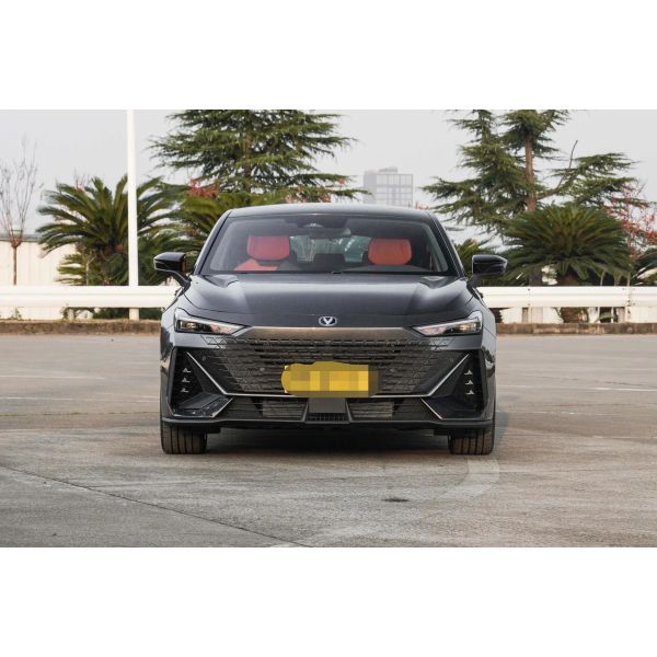 Компакт автомобиля седана бензина варианта ChangAn Uni-V 1.5T 2022 умный пилотный