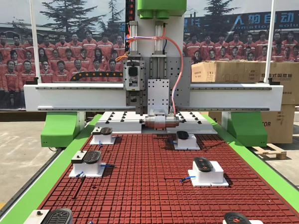 Machines pour la gravure de serrures de portes en bois ou en plastique