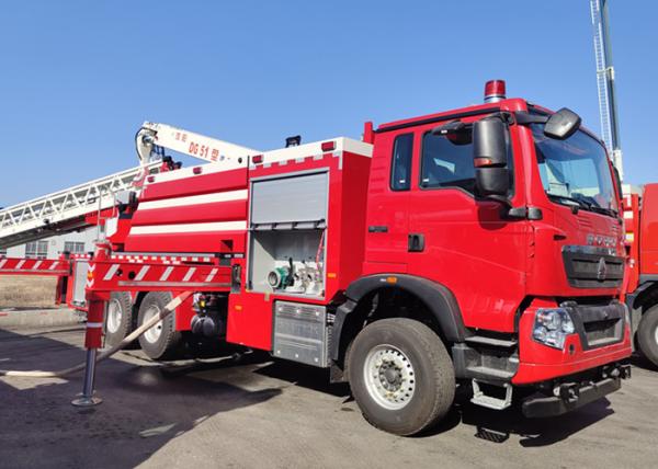 Carro de bombeiros de escada aérea de altura de funcionamento do chassi 44m de Volvo com o petroleiro 7000kg