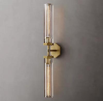 Adicione um toque de luxo com lâmpadas de parede decorativas de latão e instalação de parafuso