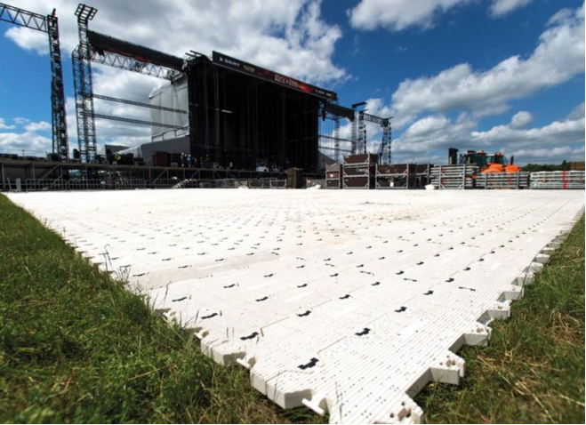 High Density Polyethylene Portable Event Flooring with 160 Tons Loading Capacity 91.6 x 22.6 x 3.53 cm Size and 1.98 kg/tile Weight