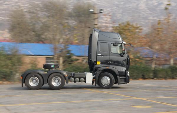 Caminhões pretos do trator 6x4 de Sinotruk Howo para estradas normais/resistentes ZZ4257V3247N1B