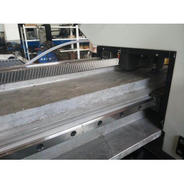 IPG Type Fiber Laser Cutting System  High Rigidity Box Type Low Maintenance