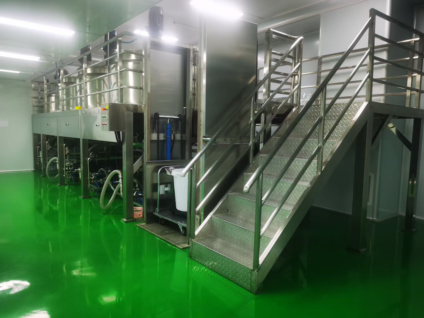 Semi-Automatic Integrated Shampoo Making Machine for Startups