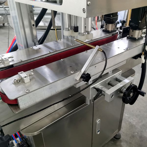 Four Wheel Automatic Glass Jar Capping Machine Glass and Plastic Bottle Capper Machine With Vibratory Feeder Elevator