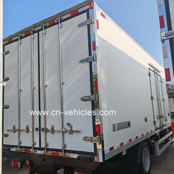 Isuzu 4X2 Light Duty Mini Refrigerated Truck , Refrigerated Wagon For Meat / Fish Transport