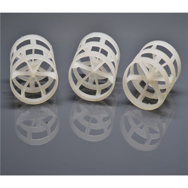 Завеса ПП звенит неубедительные шарики полиэтилена, упаковка башни небольших неубедительных пластиковых шариков случайная