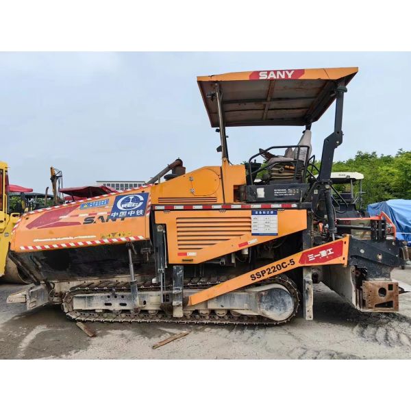 9.5M Cubic Emulsified Asphalt Bitumen Spreader Machine Paver for and Paving Solutions