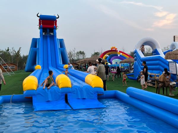 Parque aquático inflável personalizável para o seu negócio de parque aquático