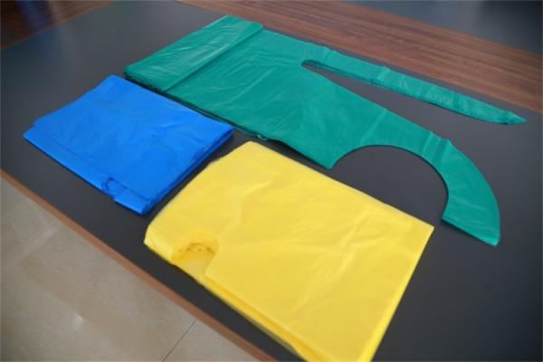 Flat Packed Disposable Polythene Aprons Smooth Surface Multi Colored Available