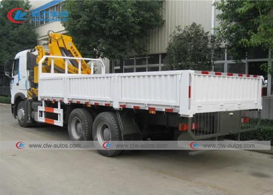 O caminhão de Sinotruk HOWO 6*4 montou o guindaste do crescimento da junta 6.3T