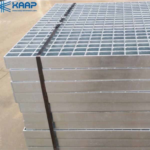 Вода дорожки подъездной дороги стекая горячую окунутую гальванизированную решетку