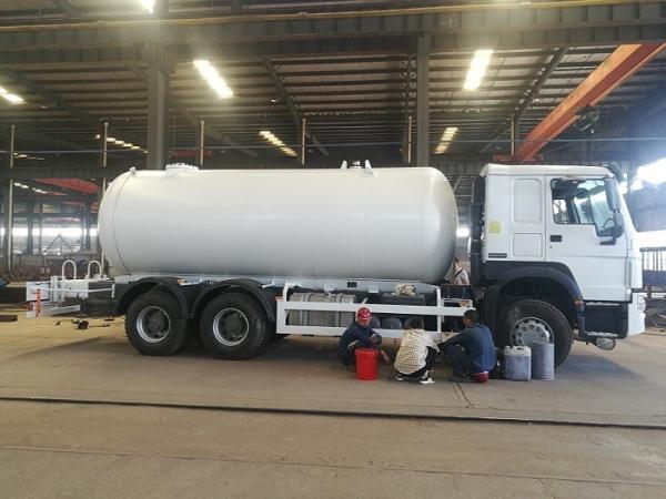 Durable Sinotruk Howo LPG Tanker Truck 10MT Bobtail With Dispenser High Capacity