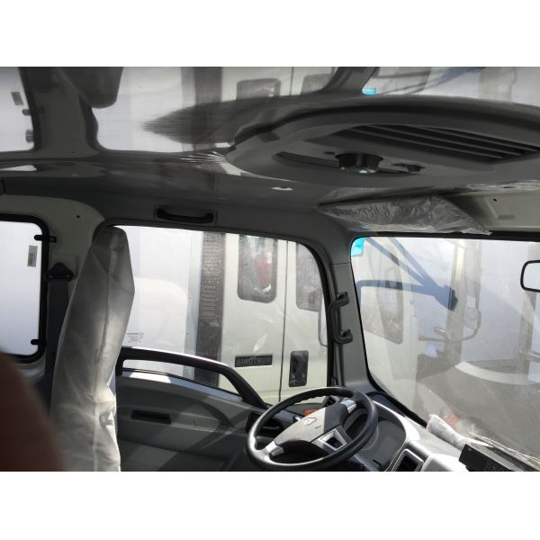 HOWO Light Refrigerator Box Truck 109 Hp PU Foam For Seafood Transport