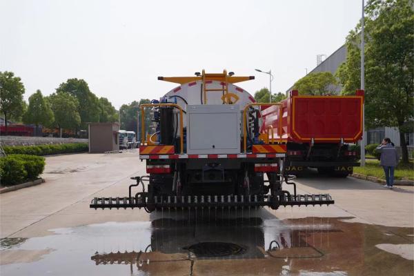 Used Asphalt Spreader truck 7.19CBM Road maintenance equipment
