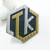 A transferência térmica gravada feita sob encomenda Tpu da camisa do logotipo T do nome etiqueta para o vestuário
