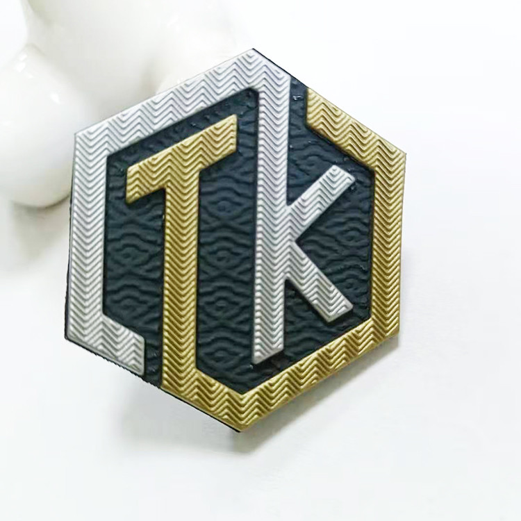 Изготовленные на заказ выбитые ярлыки Tpu передачи тепла футболки логотипа имени для одежды