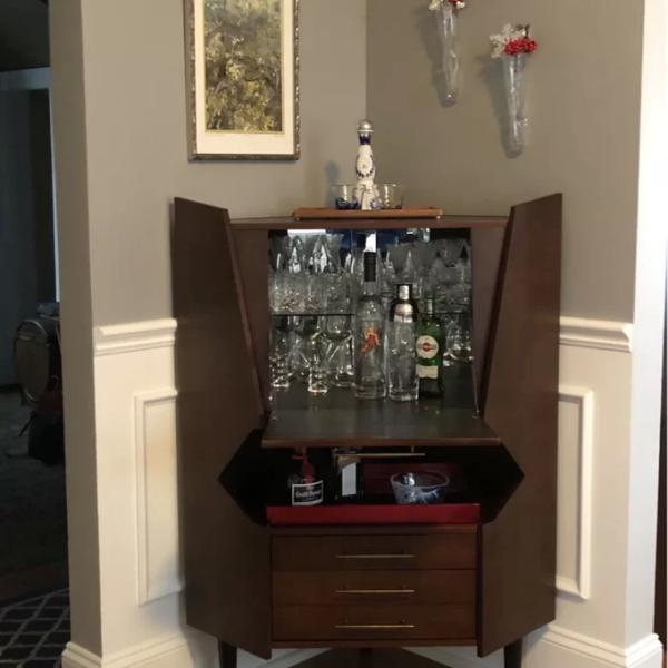 Commercial Wooden Corner Liquor Cabinet Counter For Alcohol Wine Display