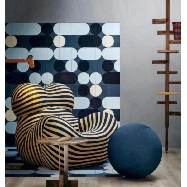 Матери нашивки кожаной роскошной мебели живущей комнаты желтые обнимают одиночну