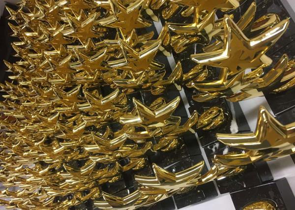 O copo feito sob encomenda do troféu da estrela do metal, ouro brilhante chapeou troféus dos copos da concessão